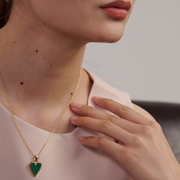 Perfect Natural Shell Heart Pendant Necklace - Picture 5 of 6